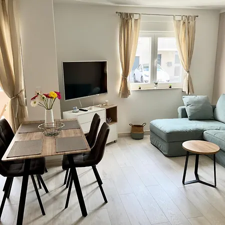 Laura Apartment *